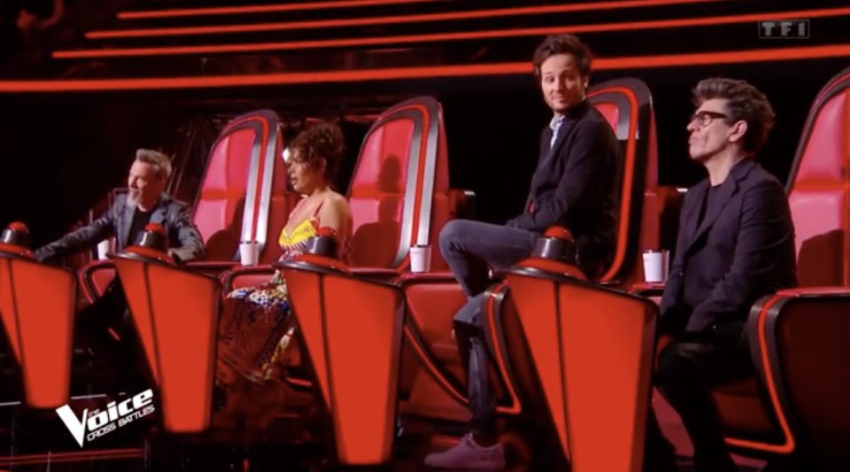 Ce samedi 23 avril, dans l&#39;&#xe9;pisode de The Voice, les candidats se sont affront&#xe9;s lors des cross battles et les choix du public ont agac&#xe9; les internautes. Capture &#xe9;cran TF1