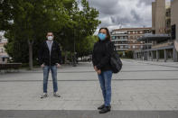 En esta imagen, tomada el 15 de mayo de 2020, María Mendoza (derecha) y José Manuel Martín, trabajadores del Centro de Mayores de Usera, posan para una fotografía en Madrid, España. Mendoza y Martín hablaron de recortes de gastos y de personal en el centro donde fallecieron 42 personas durante el brote de coronavirus. (AP Foto/Bernat Armangué)