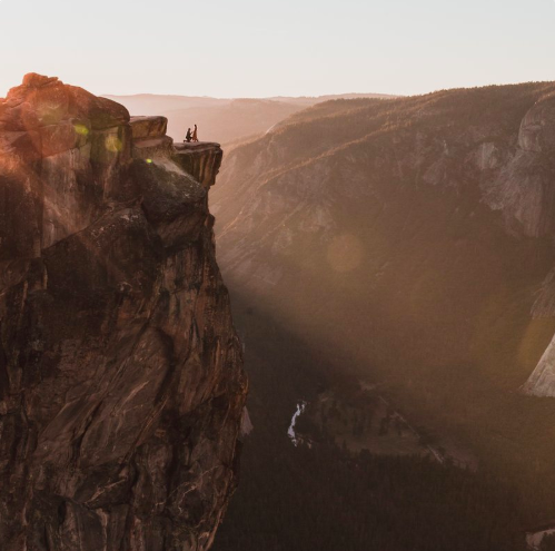 This proposal was spontaneously caught in Yosemite National Park by a photographer who now needs your help locating the couple. (Photo: Twitter.com/DippelMatt)