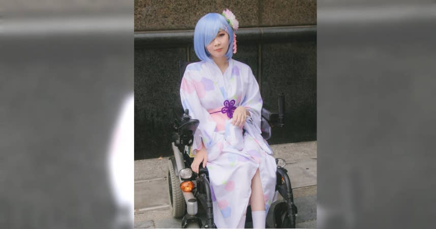 「輪椅女孩」雪莉因身患罕見疾病而不良於行，但她不願放棄自己夢想，如今成為外拍模特兒，昨日搭公車時卻被司機指責「不會開輪椅」。（圖／翻攝臉書）