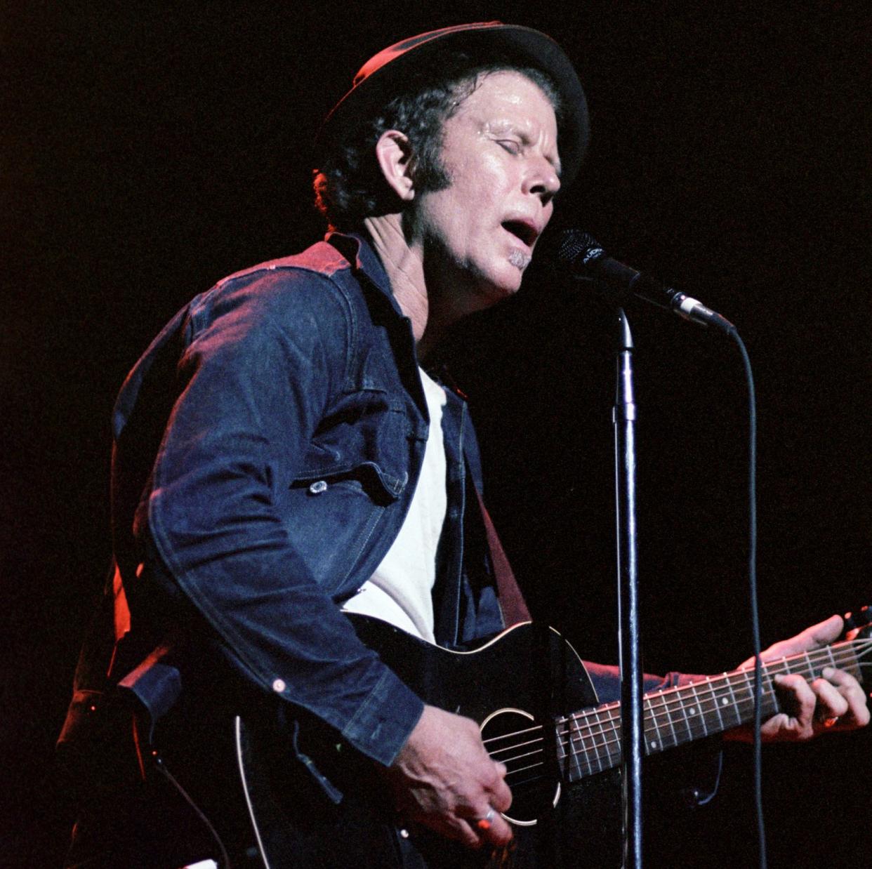 Tom Waits on stage in Austin, 1999