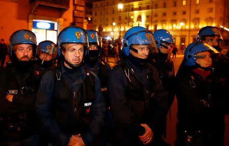 Italian police officers stand in front of Chigi palace before Italian Prime Minister Matteo Renzi's media conference about the referendum on constitutional reform in Rome, Italy, December 5, 2016. REUTERS/Tony Gentile