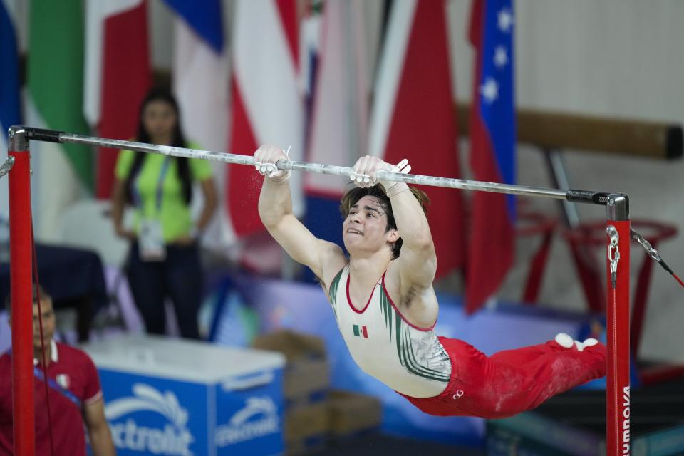 El mexicano Maximiliano Galicia compite en la gimnasia artística durante los Juegos Centroamericanos y del Caribe, el sábado 24 de junio de 2023 (AP Foto/Arnulfo Franco)