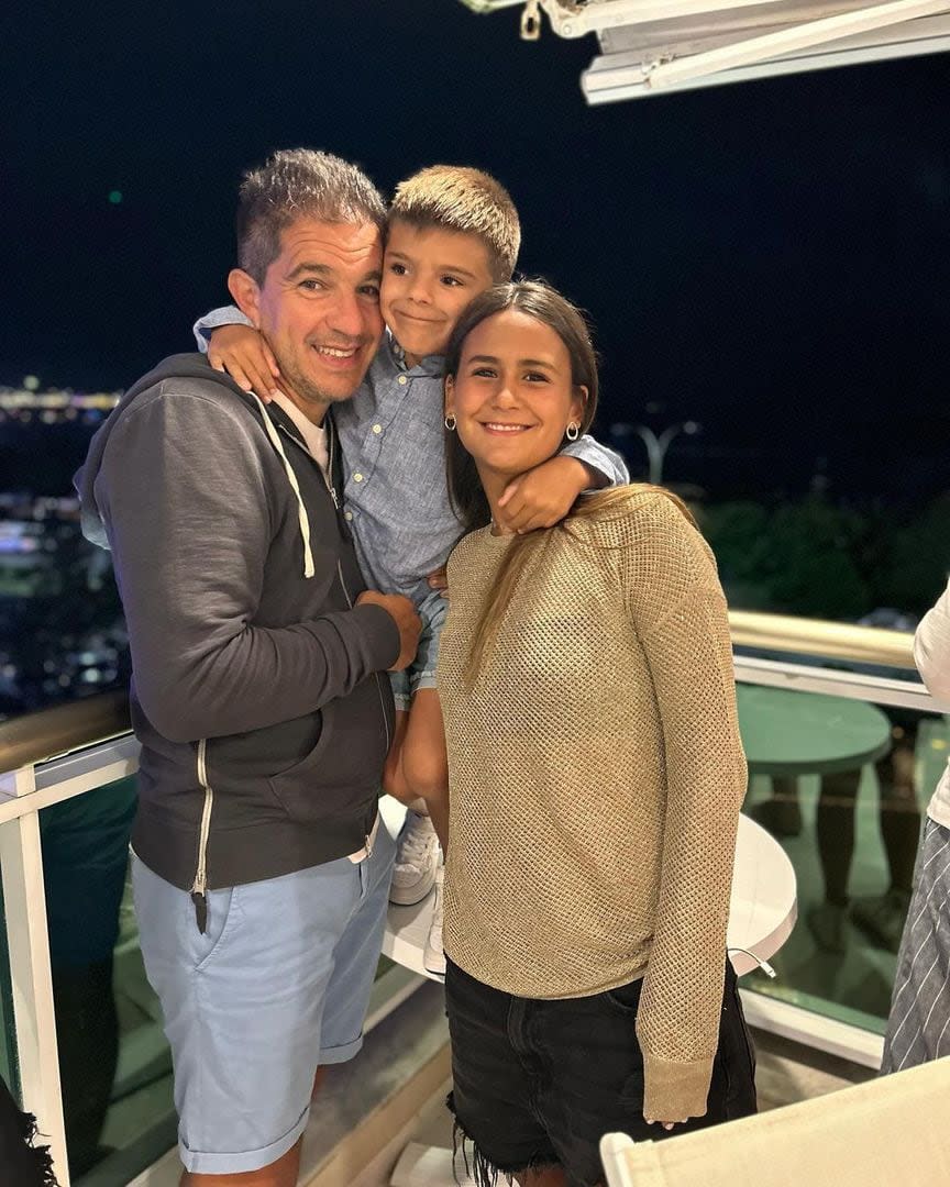 Uma Fabbiani junto a su hermano Roque y al esposo de Amalia Granata, Leonardo