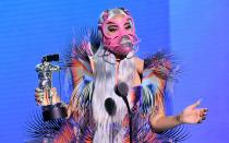 Die Maskenpflicht macht per se erst einmal keinen Spaß, klar, aber so entstehen natürlich auch wieder neue Möglichkeiten. Zumindest für eine Künstlerin wie Lady Gaga, die zuletzt mit verschiedensten irren Mundschutz-Variationen für Aufsehen sorgte. (Bild: MTV/Kevin Winter/Getty Images)