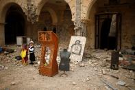 <p>Zwei Kinder stehen verloren inmitten einer abgebrannten Kirche in der irakischen Stadt Karakosch. Weite Teile der christlichen Stadt wurden von Milizen des IS zerstört. (Bild: Suhaib Salem/Reuters) </p>