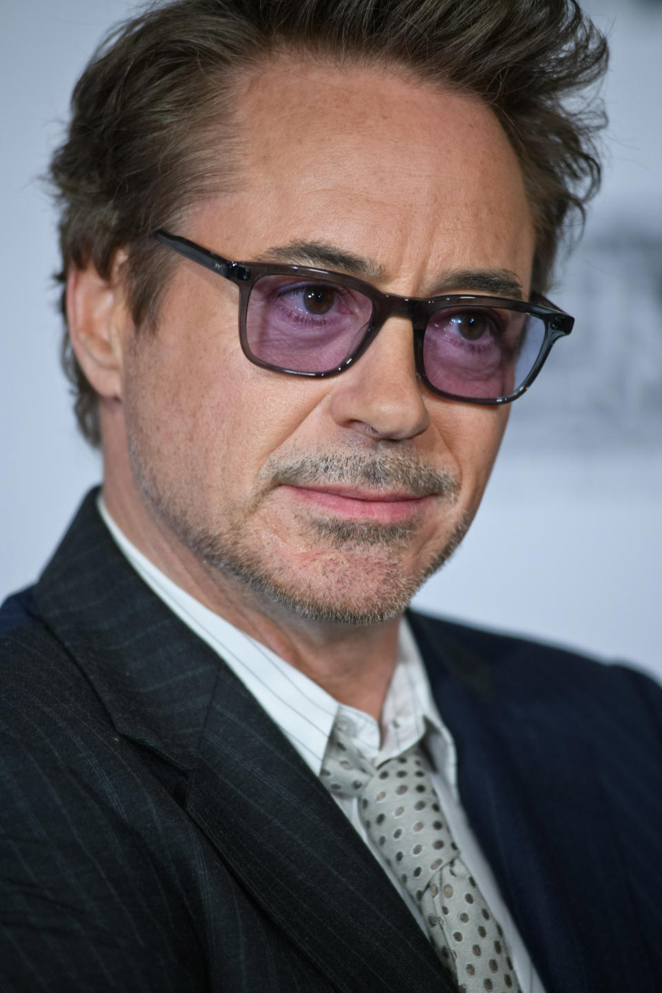 Robert Downey Jr ne s'en cache pas, il a connu de nombreux problèmes avec la justice avant de devenir une star de cinéma. En avril 1996, il a été arrêté avec un pistolet déchargé, de l'héroïne et de la cocaïne. L'année suivante, il est retrouvé endormi chez un inconnu. Condamné à trois ans de liberté conditionnelle, il rate un test de dépistage, et passe 6 mois derrière les barreaux. (Photo by Timothy Hiatt/Getty Images)