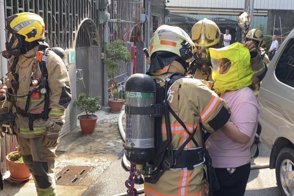 台南消防第五大隊利用共生面罩幫助受困火場民眾脫險，後續立即派員入內灌救。（讀者提供）