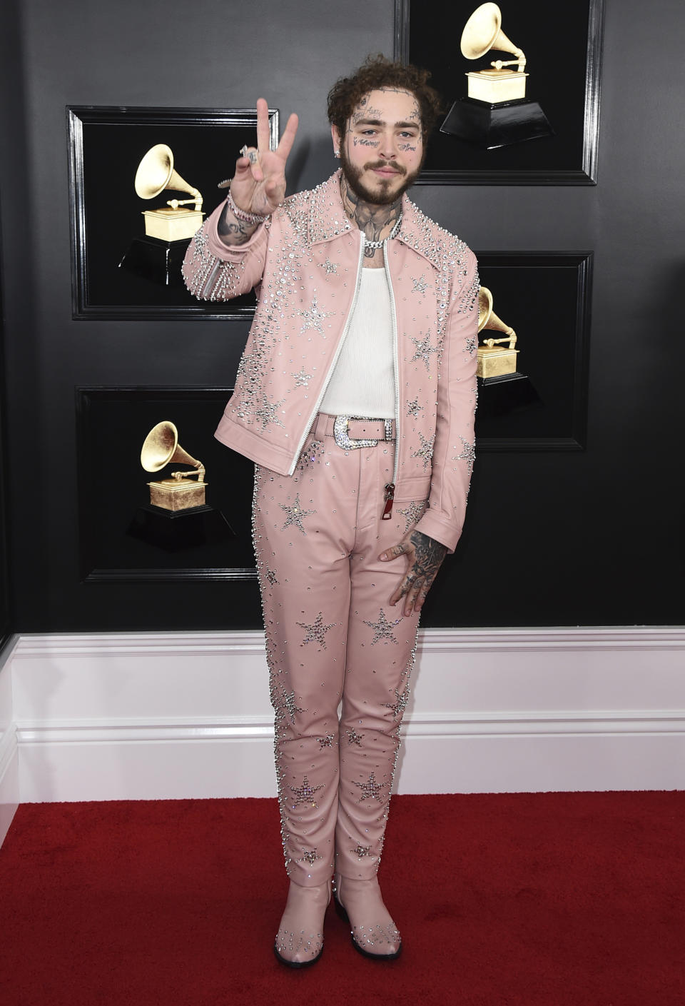 Post Malone llega a la ceremonia de los premios Grammy el domingo 10 de febrero del 2019 en Los Angeles. (Foto por Jordan Strauss/Invision/AP)