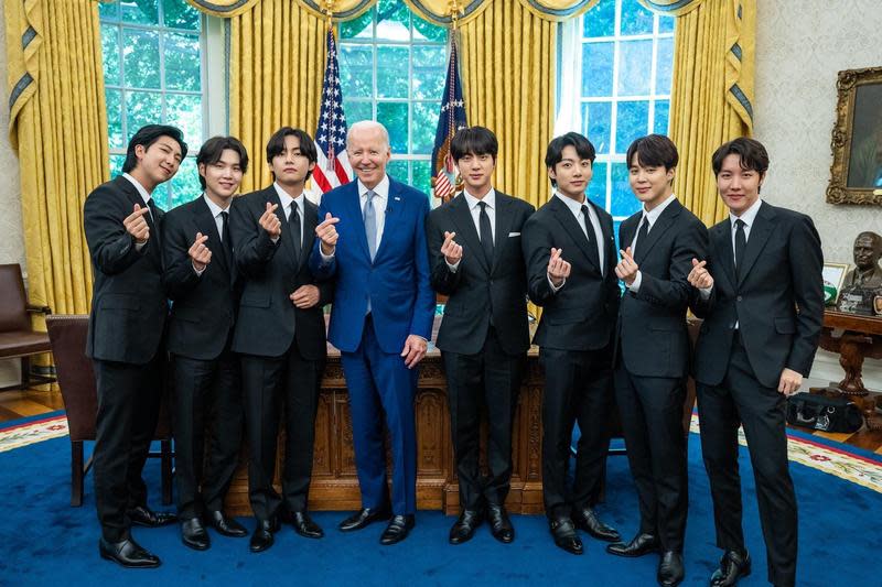 BTS防彈少年團與美國總統拜登會面，開心比手指愛心合照留念。（翻攝防彈少年團推特）