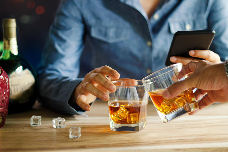 Para solicitar bebidas alcohólicas debe ser mayor de edad/Getty Images.