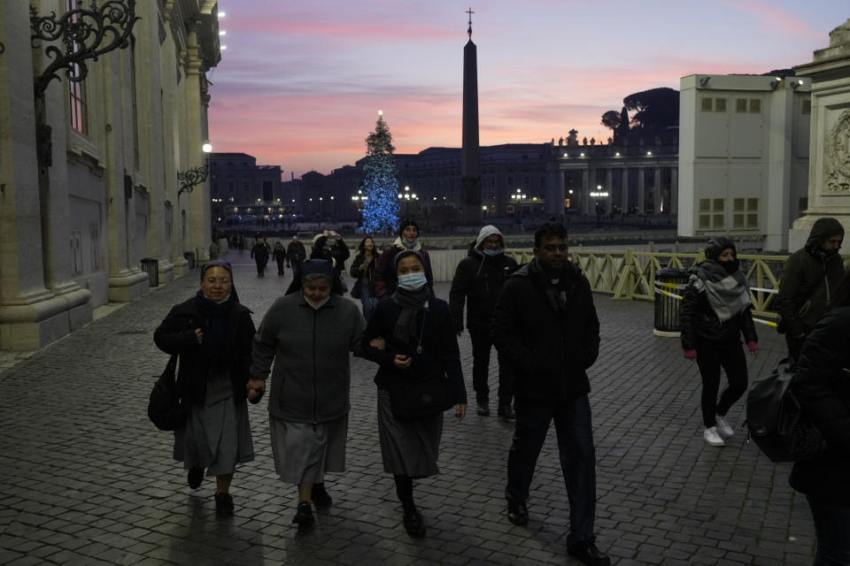 Un grupo de monjas llegan al amanecer al Vaticano para entrar a la capilla ardiente del papa emérito Benedicto XVI, instalada en la basílica de San Pedro del Vaticano, el 4 de enero de 2023. (AP Foto/Gregorio Borgia)