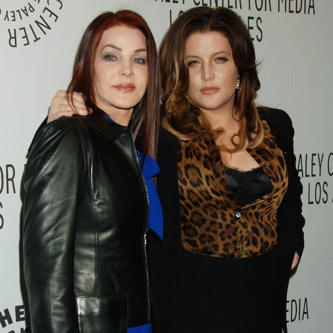 Priscilla Presley con su difunta hija Lisa Marie credit:Bang Showbiz