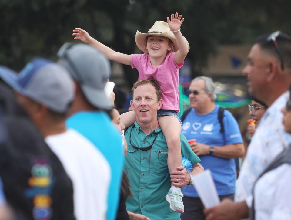 Carr Carothers y Katherine Carothers, de siete años, de Dallas, bailan durante una de las muchas actuaciones de la Feria Estatal de Texas el viernes 24 de septiembre de 2021.