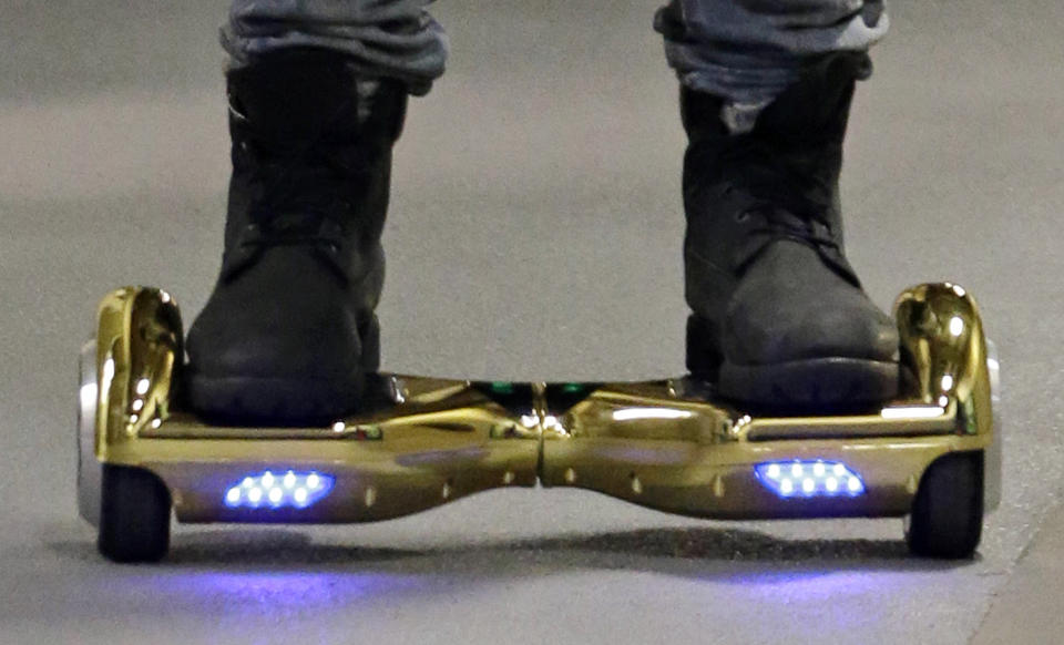 So sehen heute Hoverboards aus – fliegen können sie aber leider nicht. (Bild: AP Photo)