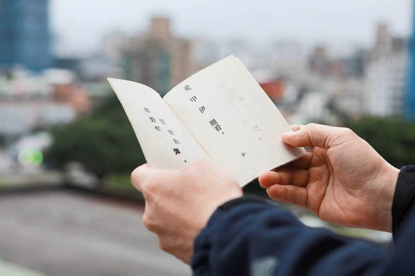 活版印刷的16頁小書，是體驗活動的最好紀念品。（圖／林士傑攝）