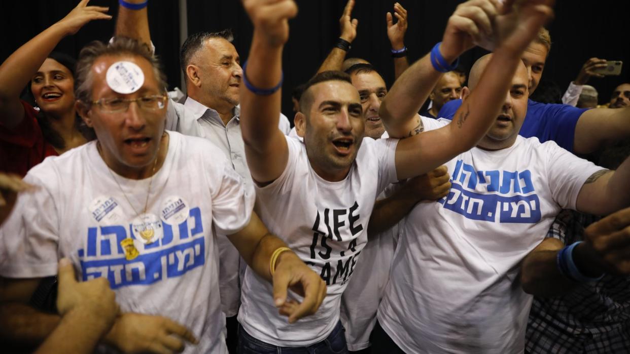 Anhänger der Likud-Partei bejubeln die Prognosen. Bei der Parlamentswahl in Israel zeichnet sich allerdings ein knappes Rennen zwischen Netanjahu und seinem Herausforderer Gantz ab. Foto: Ariel Schalit/AP