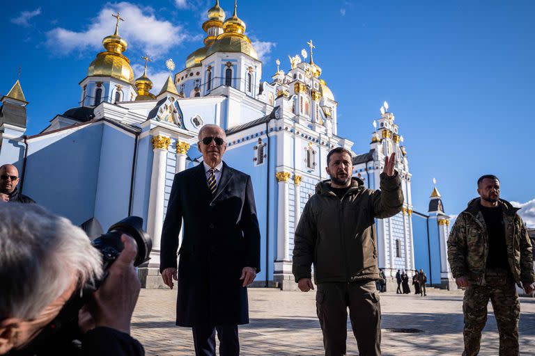 El presidente estadounidense Joe Biden camina junto al presidente ucraniano Volodimir Zelensky delante de la catedral de San Miguel de Cúpula Dorada a su llegada a Kiev el 20 de febrero de 2023. 