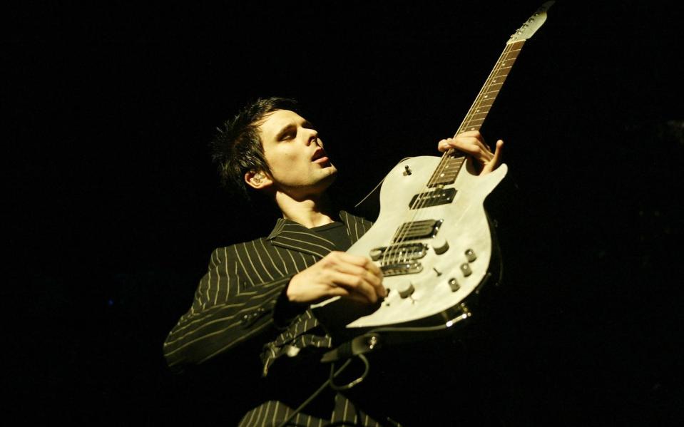 Ein herausragender Gitarrist, ein begnadeter Pianist und ein Sänger mit einer wahrhaft unverwechselbaren Stimme: Mit dem hochbegabten Frontmann Matthew Bellamy (Bild) wurden Muse in den späten 90-ern zu Stars der Alternative-Szene. Das Debütalbum "Showbiz" (1999) eroberte die Herzen anspruchsvoller Rock-Fans im Sturm, heute gilt die Platte als echter Alternative-Klassiker. (Bild: Getty Images/Karl Walter)