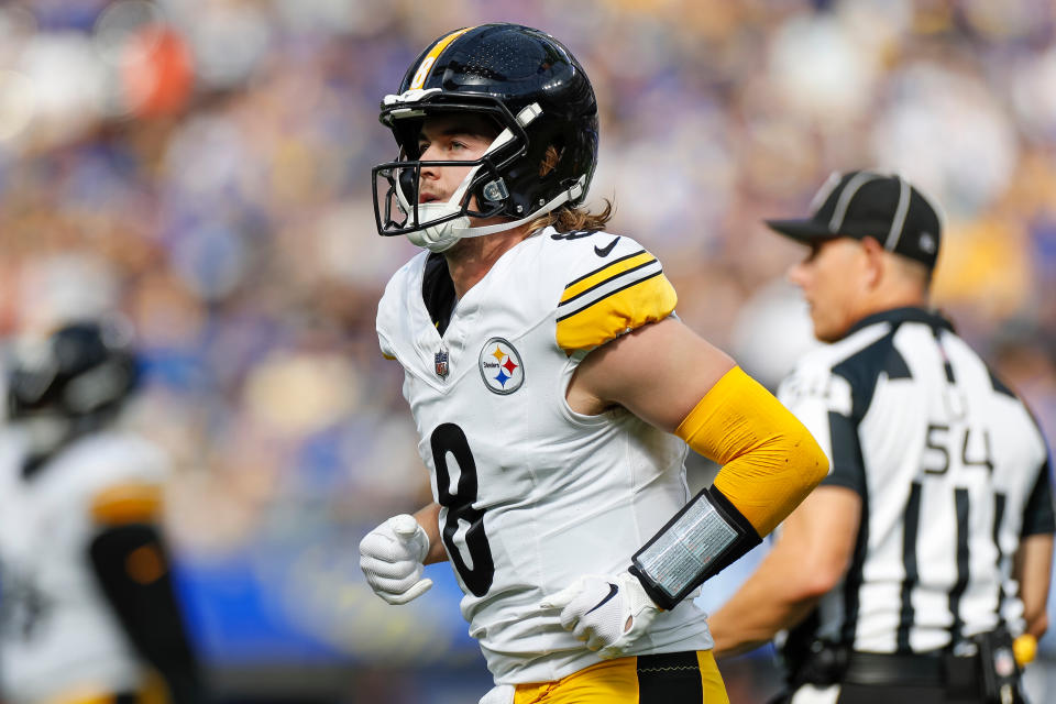 Kenny Pickett says he's definitely playing Thursday night against the Titans. (Brandon Sloter/Icon Sportswire via Getty Images)