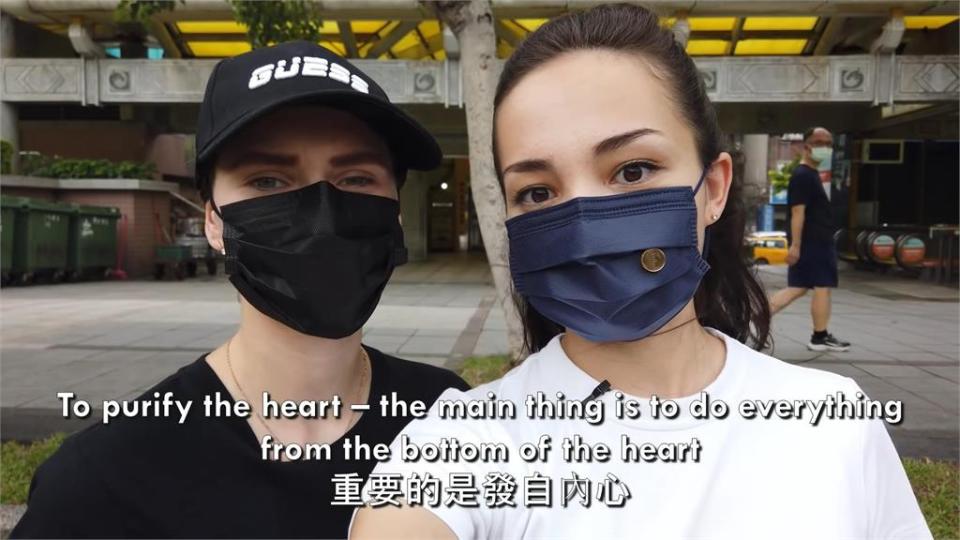 台灣寺廟讓俄羅斯美女感到安心！兩人擁有護身符超有感　還願曝「信仰意義」