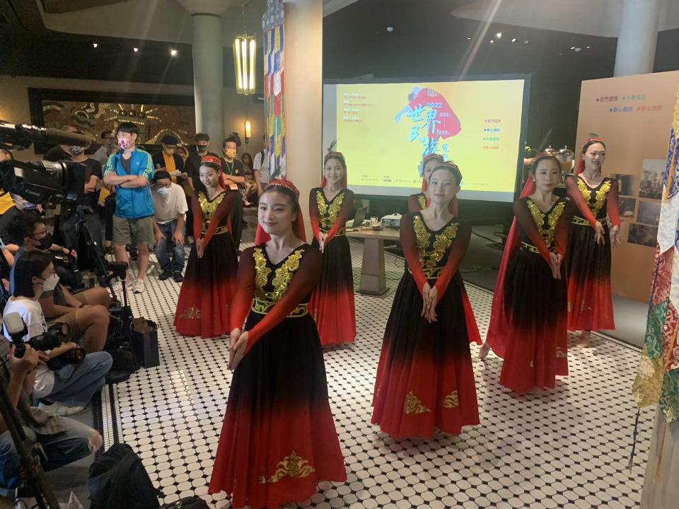 文化大學舞蹈學系同學表演全新哈薩克斯坦舞曲，描述維吾爾族姑娘能歌善舞的《馬依拉》