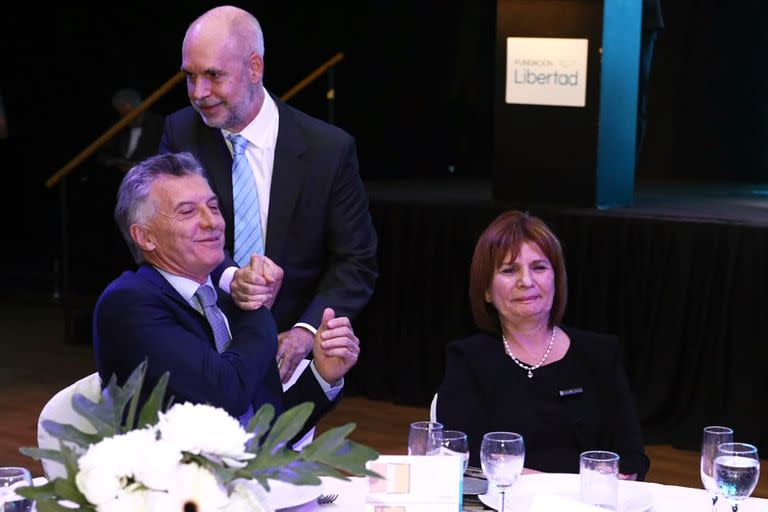 Horacio Rodríguez Larreta saluda a Mauricio Macri en la mesa que comparte con Patricia Bullrich en una cena de la Fundación Libertad