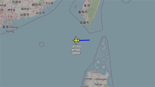 美軍一架EP-3E電偵機取道巴士海峽。（圖／翻攝自推特@AircraftSpots）