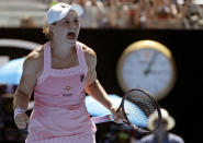 La australiana Ashleigh Barty celebra su victoria sobre Maria Sharapova en los octavos de final del Abierto de Australia, en Melbourne, el 20 de enero de 2019. (AP Foto/Mark Schiefelbein)