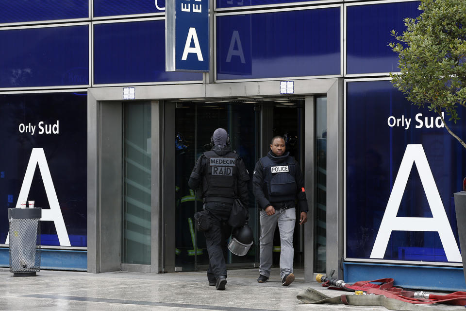 Man killed after trying to grab soldier’s gun at Paris airport