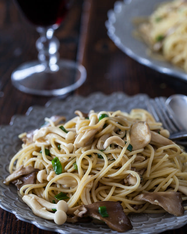 <strong>Get the <a href="http://www.steamykitchen.com/21276-garlic-noodles-musmiso-butter-recipe.html" target="_blank">Garlic Noodles with Miso Butter recipe</a> from Steamy Kitchen</strong>