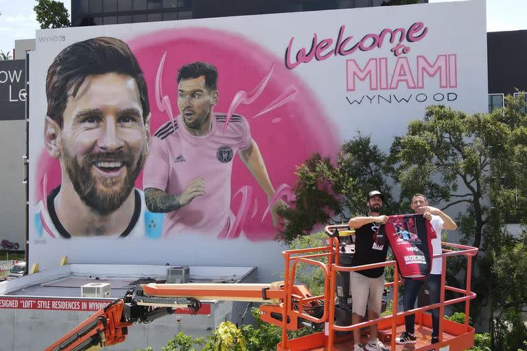 Maxi Rodríguez le regaló una camiseta al artista que hizo el mural de Messi en Miami