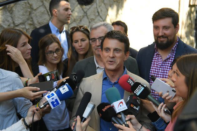 Manuel Valls s'exprime devant la presse après avoir voté dimanche à Barcelone.