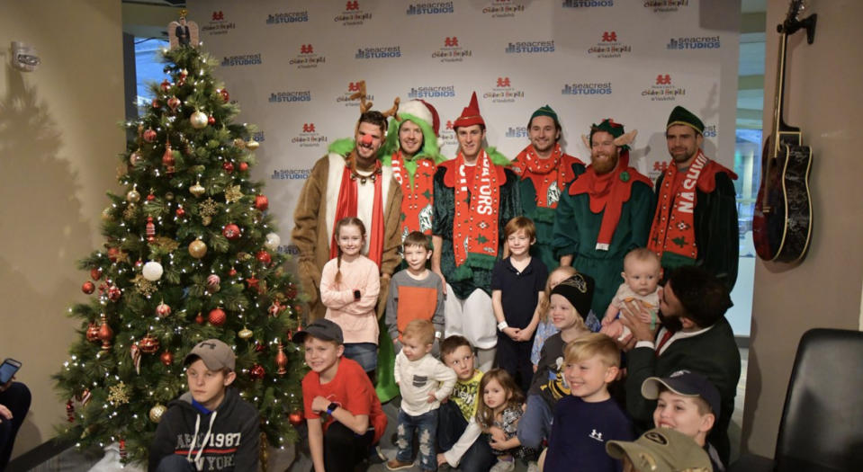 Members of the Nashville Predators, including Ryan Johansen dressed as the Grinch (back row, second from left), visited a local children’s hospital to spread some holiday cheer. (<a href="https://twitter.com/1045TheZone/status/1072996759889162240" rel="nofollow noopener" target="_blank" data-ylk="slk:@1045TheZone//Twitter);elm:context_link;itc:0;sec:content-canvas" class="link ">@1045TheZone//Twitter)</a>