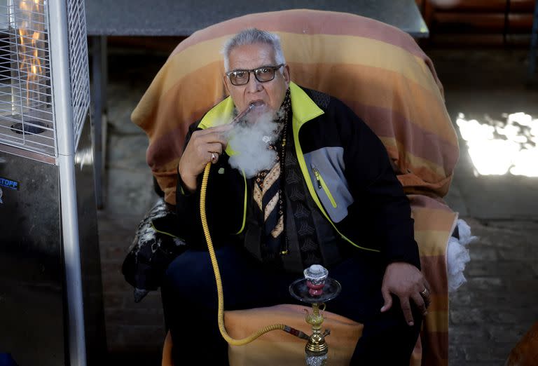 Juan Pablo "Pata" Medina en su casa de Ensenada fumando narguile