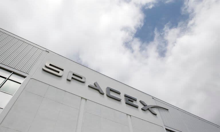 La fachada de la sede de SpaceX en Hawthorne, California (Archivo)