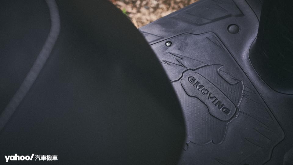 EZ-R腳踏板除了有常見的防滑紋路外，中央還有著eMOVING的可愛Logo堪稱細節滿滿。