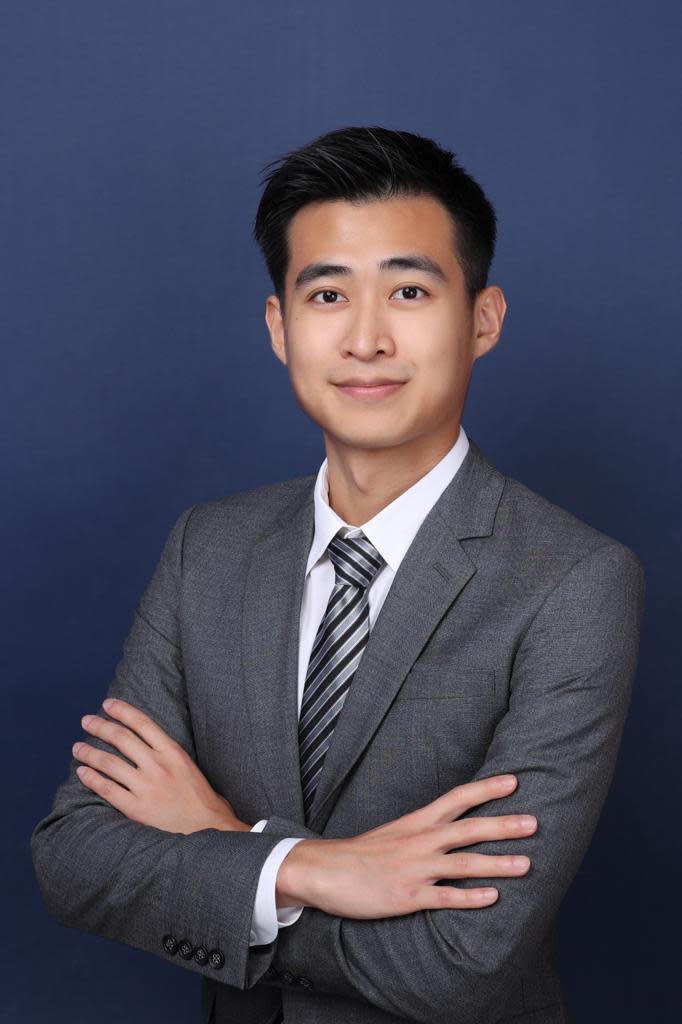楊嘉驃港大畢業後輾轉加入了一間投資銀行，在投行就職至今。