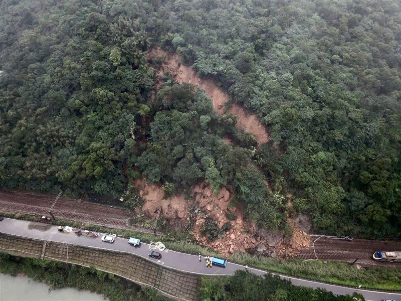 台鐵路坍，2家客運共加派50台大客車協助疏運。（圖／翻攝自林佳龍臉書）