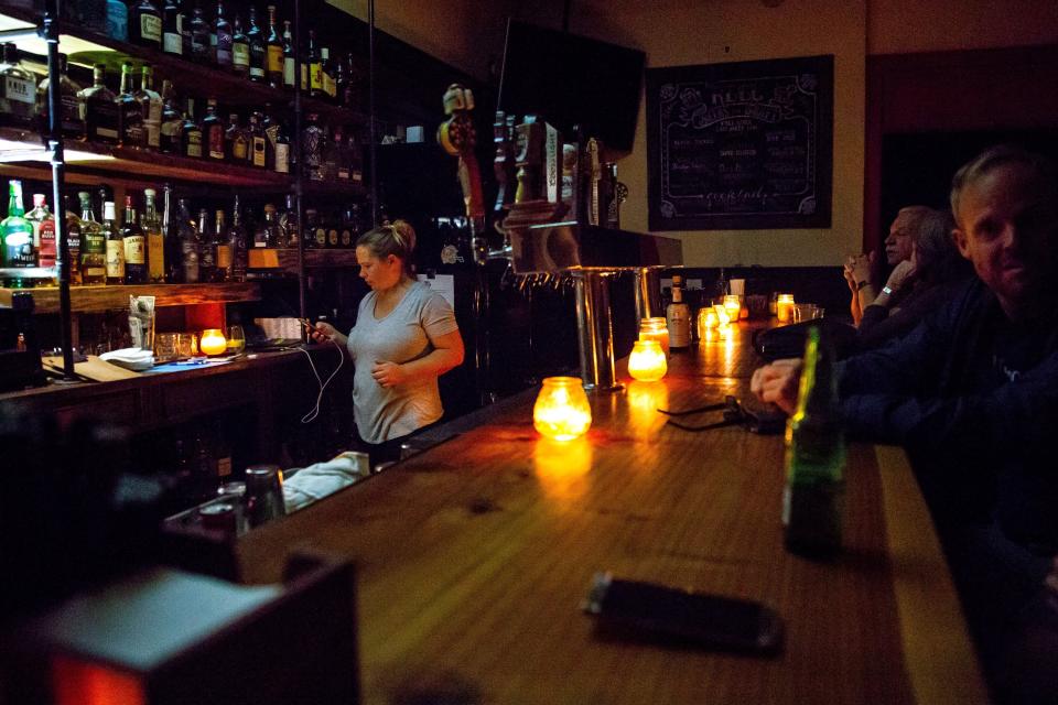 A candle-lit bar in Sonoma, California, amid a wide power outage that is expected to last several days. (Photo: BRITTANY HOSEA-SMALL via Getty Images)