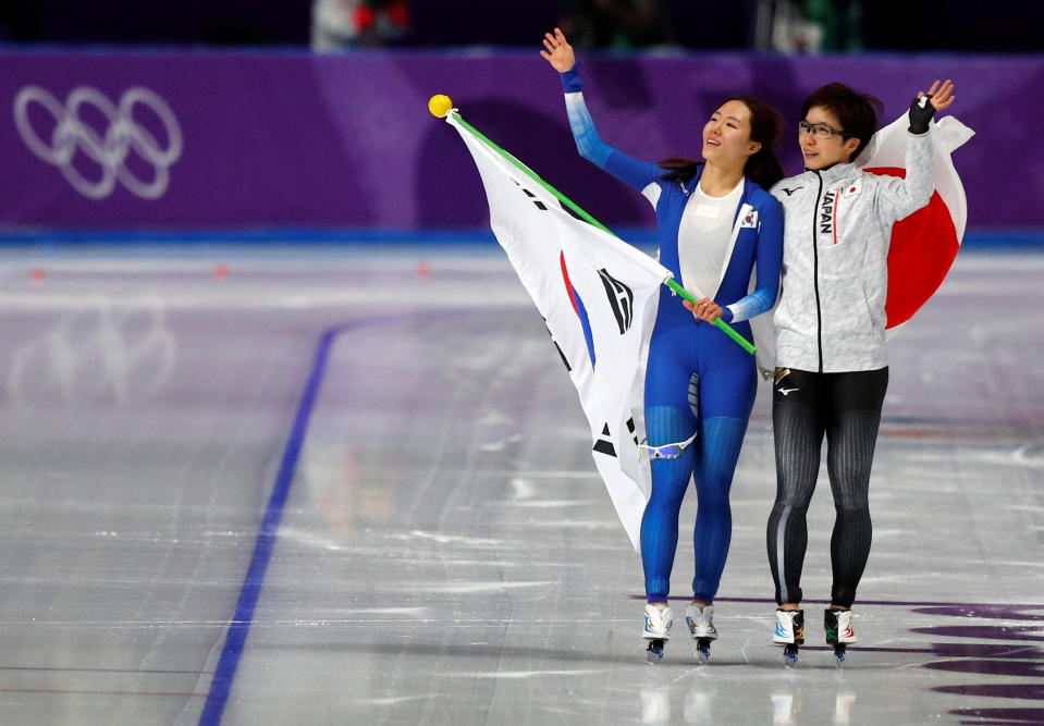 La medallista de oro aplaza su celebración y consuela a la ganadora de la plata