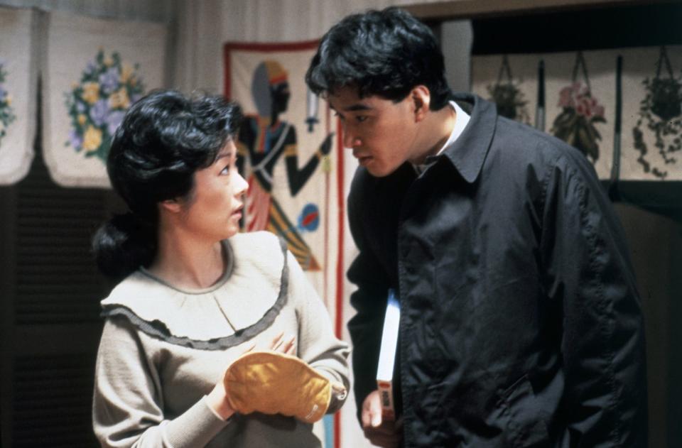 松田優作（右）在《家族遊戲》裡飾演看似和善但個性陰沉的家庭教師。（高雄電影節提供）