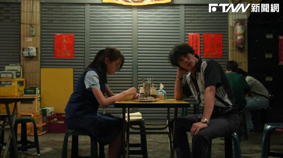許瑋甯（圖左）、邱澤因電影《當男人戀愛時》擦出愛火。（圖／翻攝自臉書）