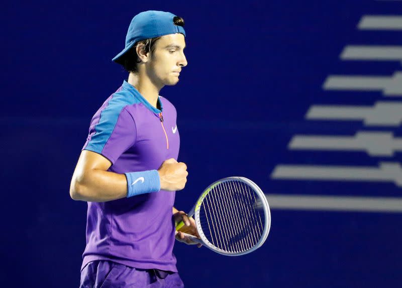 Lorenzo Musetti reacciona durante partido ante Diego Schwartzman en Abierto Mexicano