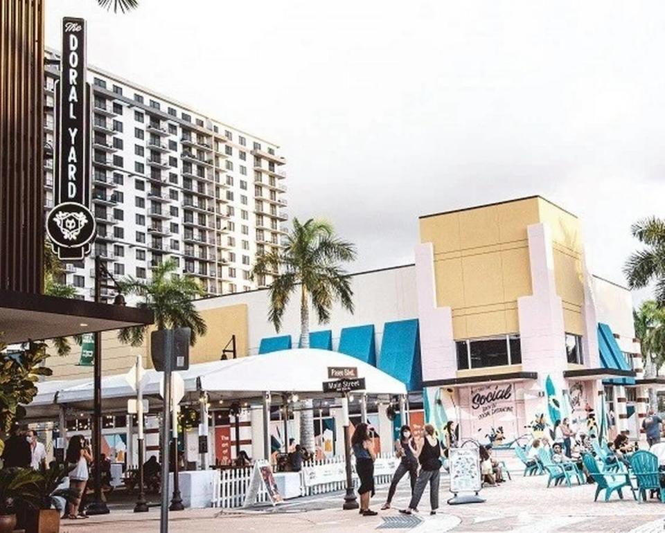 El Doral Yard es un sitio de reunión en el downtown de Doral.