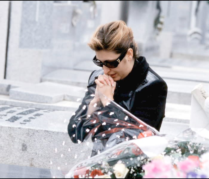 Raquel Mosquera frente a la lápida de su difunto marido