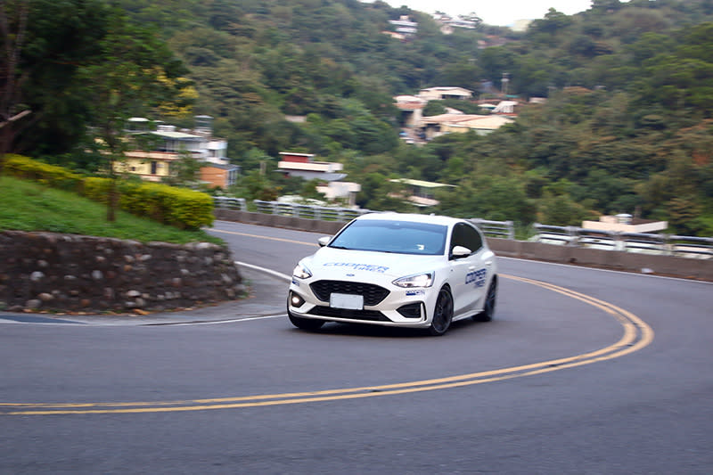 Ford Focus ST-Line換上ZEON RS3-G1™上路後，路感回饋手感變得滑順許多，舒適性也提升，若以日常使用下更符合多數消費者需求。