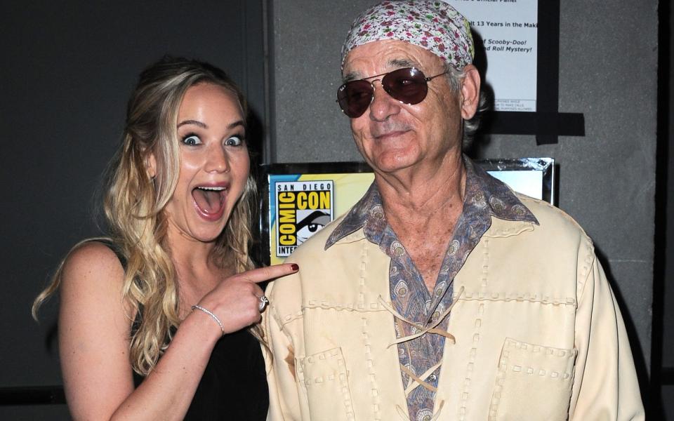 Echte Fanliebe: Sie habe Bill Murray (Bild) betrunken Nachrichten geschrieben, erzählte Jennifer Lawrence "Entertainment Tonight" über ihr Idol. Als sie ihn dann 2015 bei der Comic-Con in San Diego traf, flippte sie sichtlich aus. Sie ist nicht die einzige Prominente, die ihre Begeisterung über andere Stars überdeutlich zeigte ... (Bild: Albert L. Ortega/Getty Images)