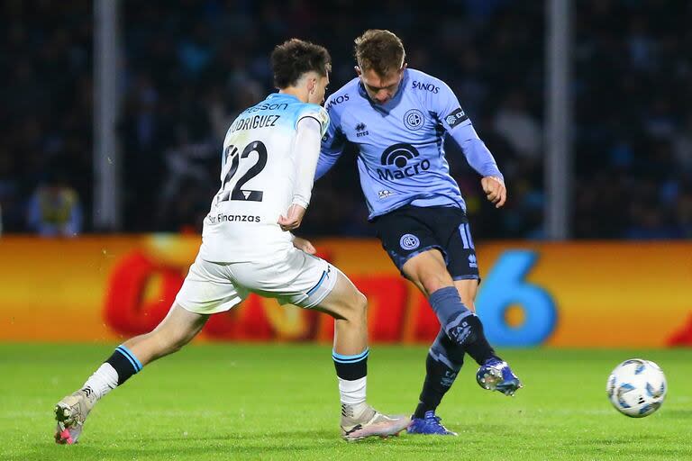 Baltasar Rodríguez trata de marcar a Rolón, una escena del emotivo 4-4 de Belgrano de Córdoba y Racing Club