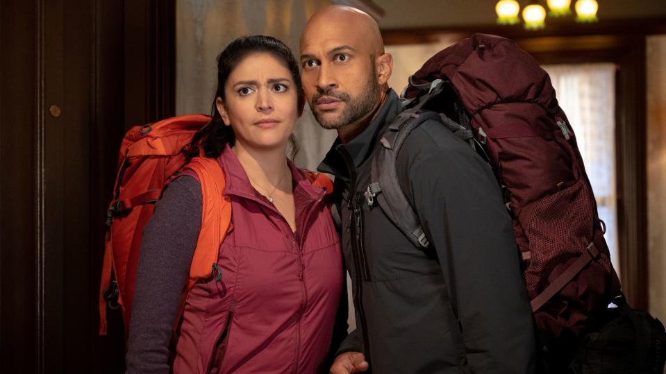 Bei einem Backpacking-Trip landen Melissa (Cecily Strong) und Josh (Keegan-Michael Key) in einer ungewöhnlichen Stadt. (Bild: Apple)